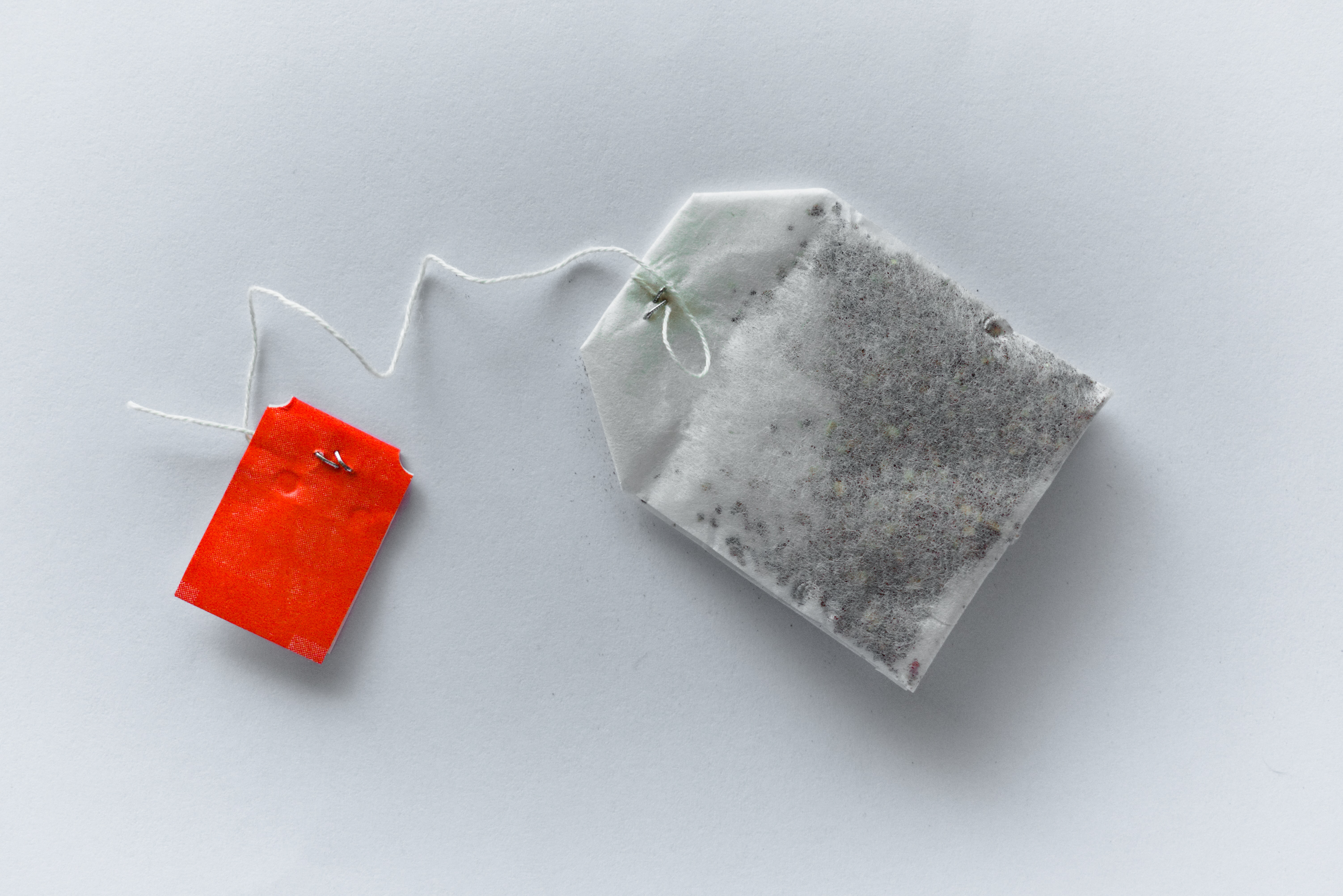 Las bolsas de té hechas de plástico pueden liberar miles de millones de  microplásticos en nuestros cuerpos