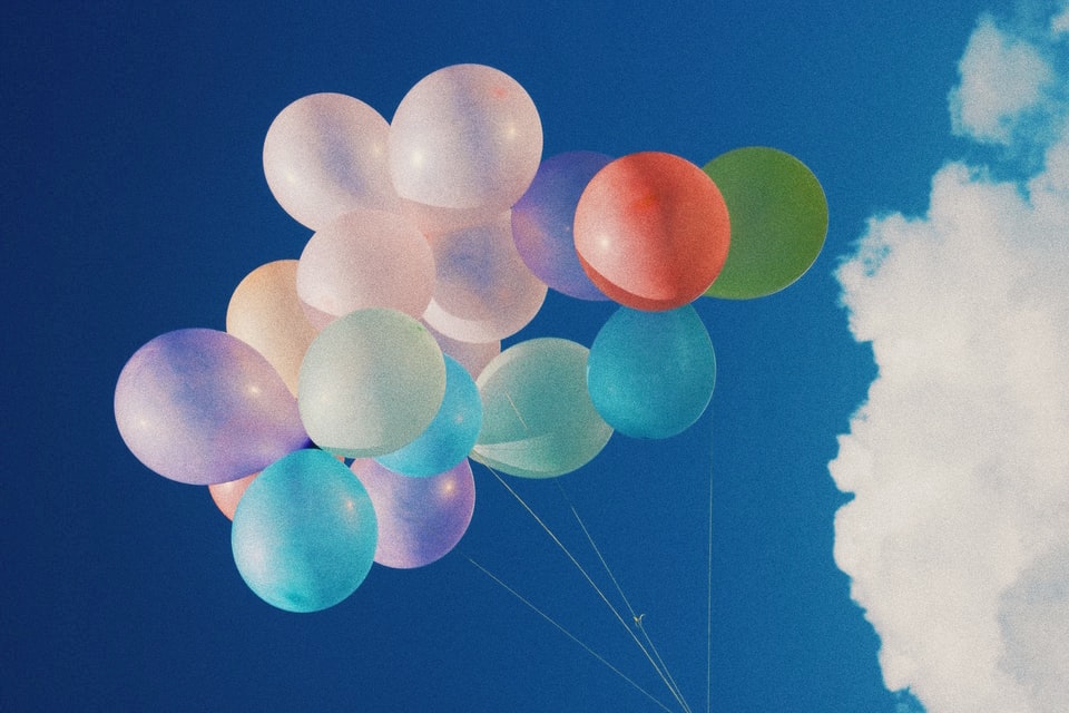 Soltar globos de helio al aire, un peligro para la fauna